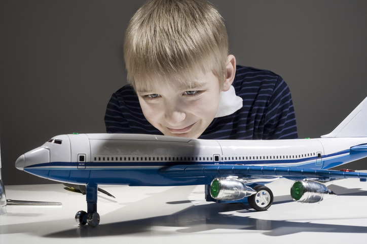 chłopiec patrzy na model samolotu