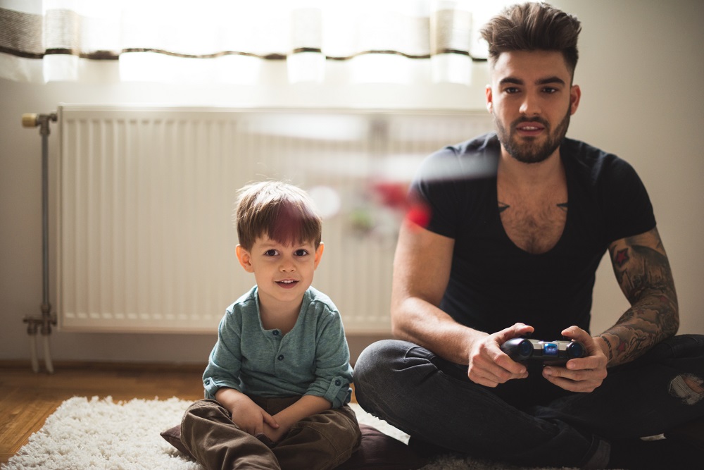 ojciec bawi się dronem z dzieckiem