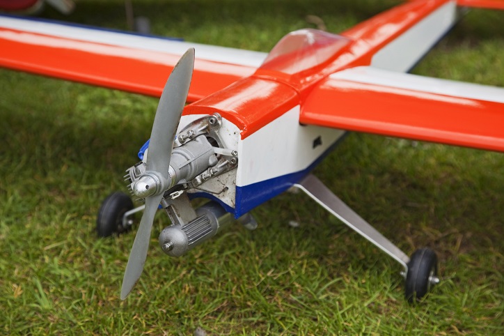 model samolotu na trawie