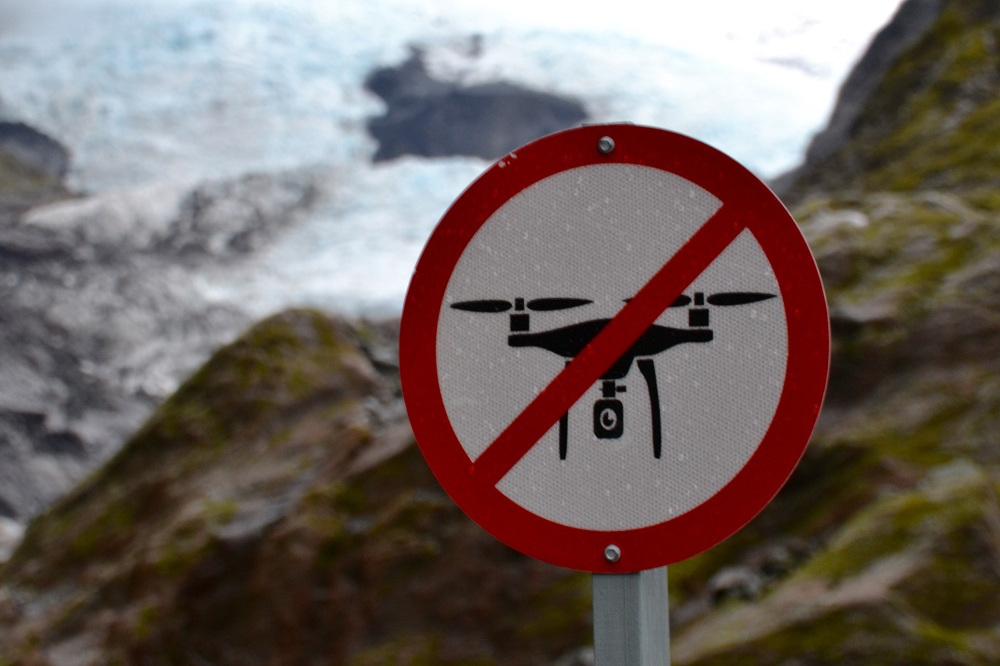 znak zakaz lotów dronami