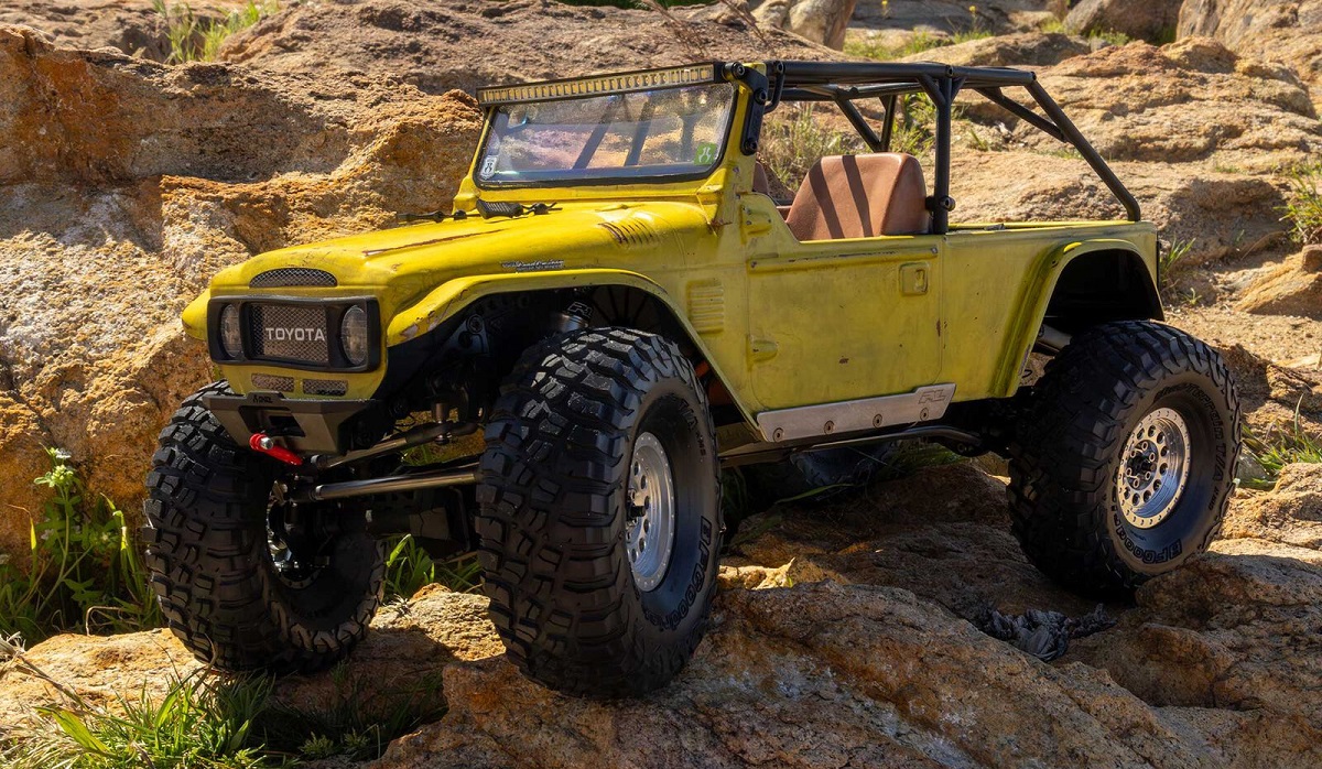 IIlustracja przedstawiająca kompletny model. W zestawie nie ma karoserii, kół ani elektroniki. Model jest niezmontowany.