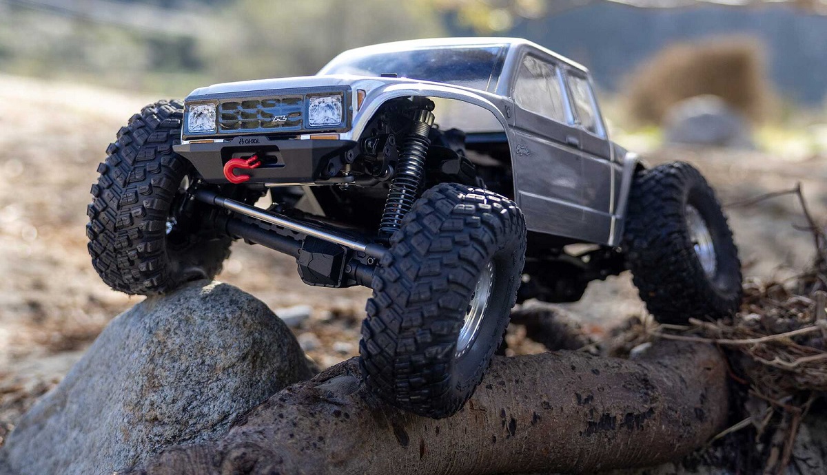 Ilustracja przedstawiająca kompletny model. W zestawie nie ma karoserii, kół ani elektroniki. Model jest niezmontowany.